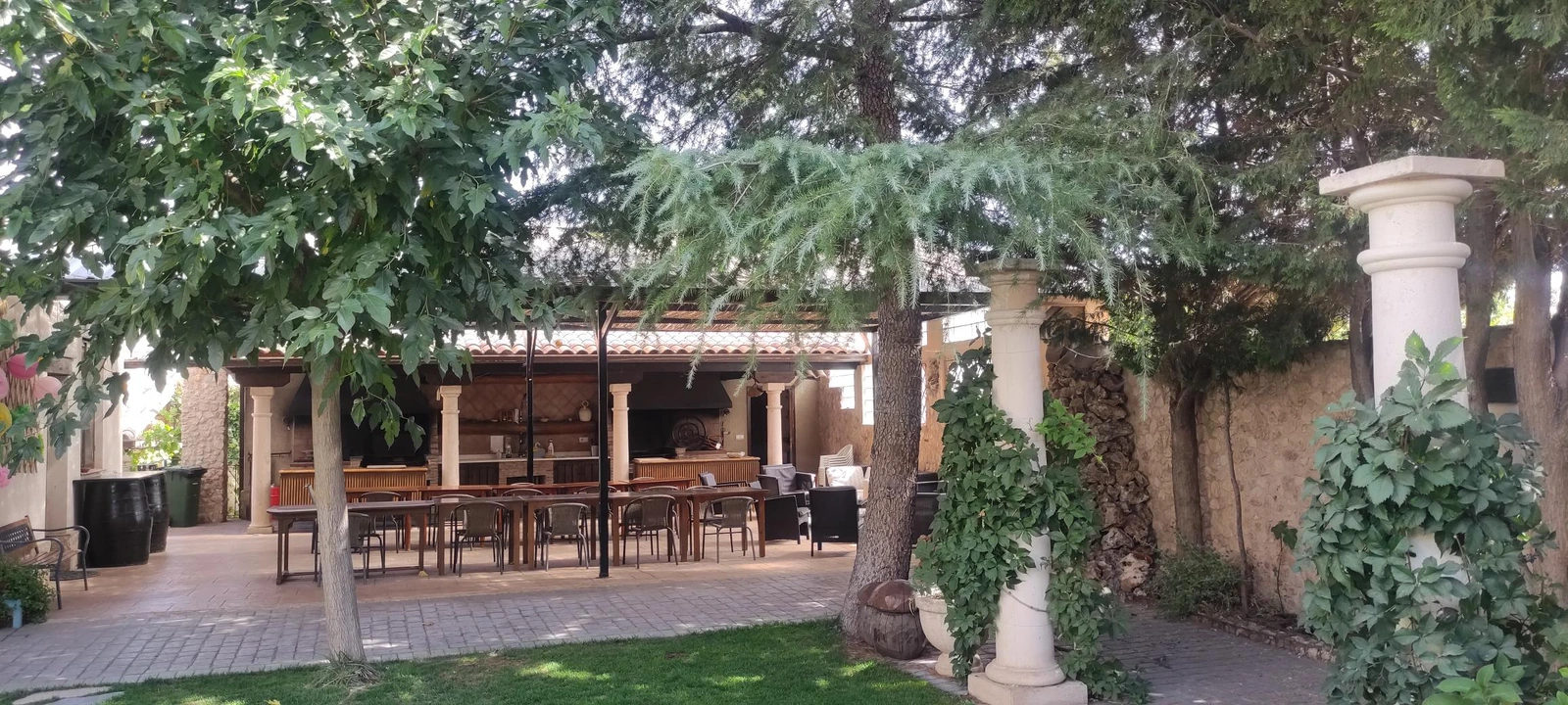 Jardín y acceso a la zona común de barbacoa. · La Casa del Villar