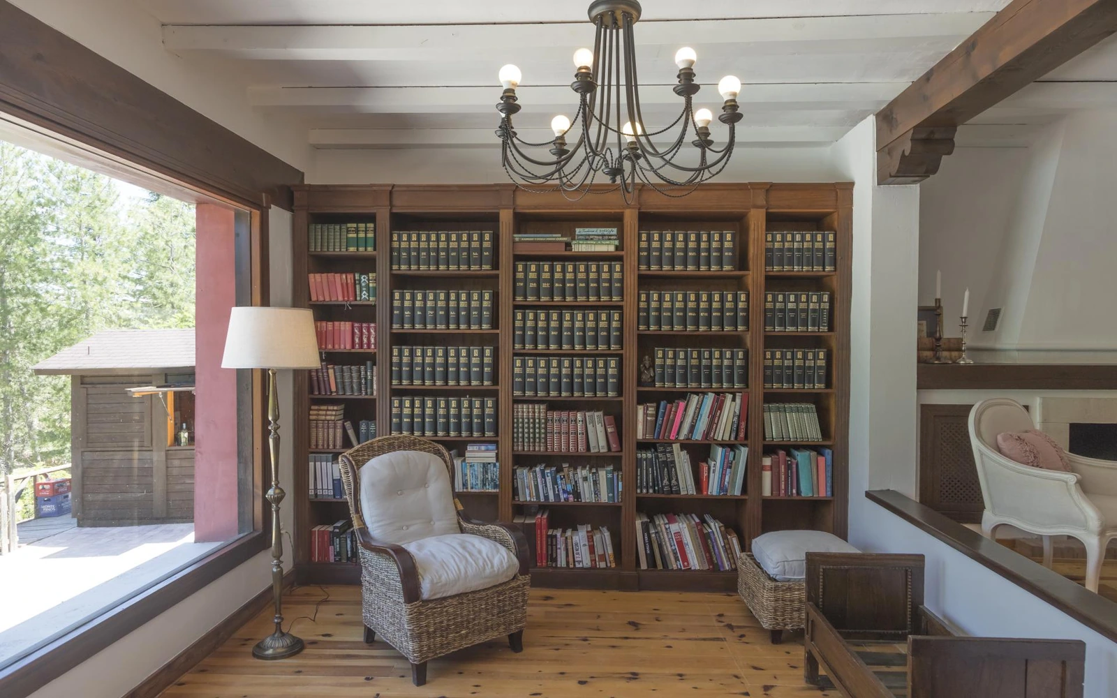 Salón biblioteca común con estanterías y asientos. · La Casita de Cabrejas
