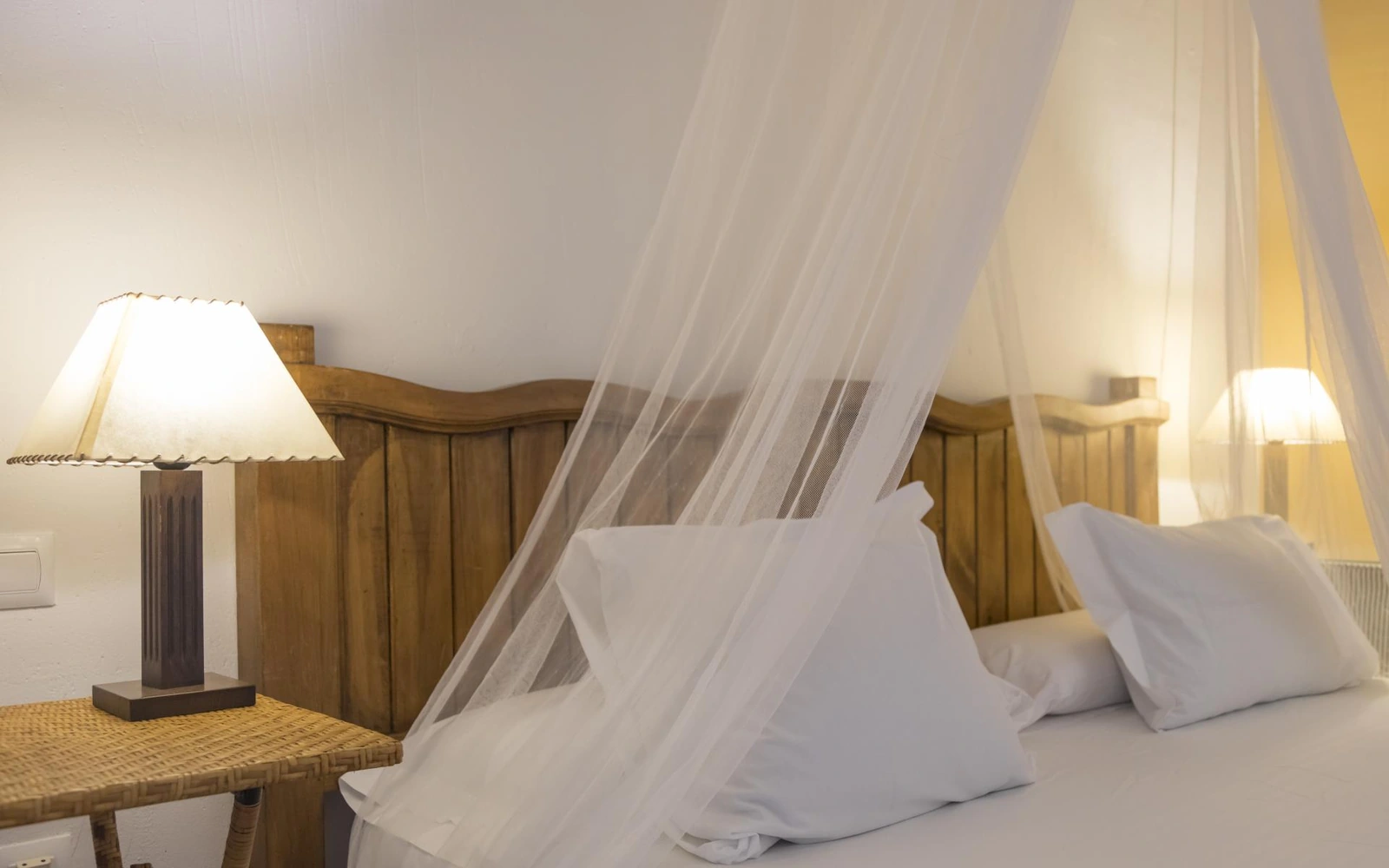 Dormitorio identificado como habitación 8, con cama de madera y dosel. · La Casita de Cabrejas