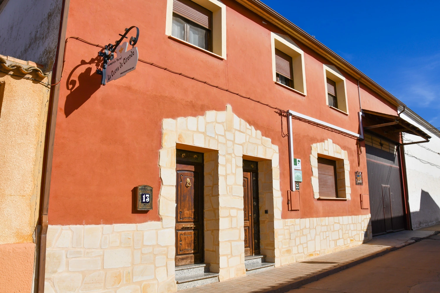 Fachada y entrada de la Casa Rural 1. · La Cueva de Cirondo