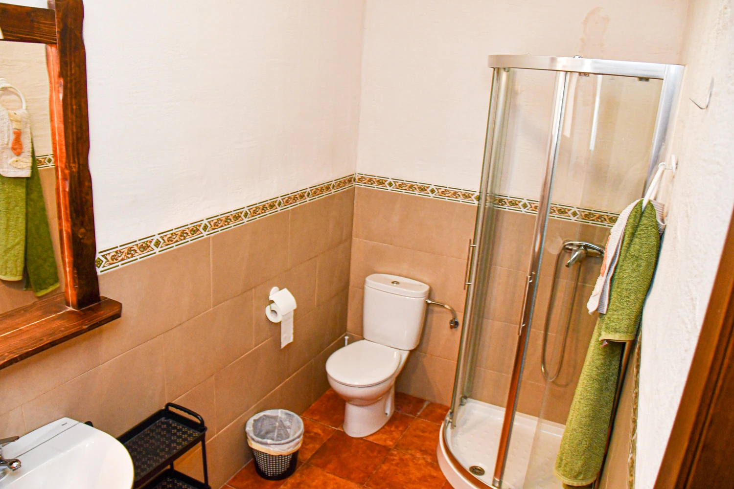 Baño con lavabo, inodoro y ducha de la Casa Rural 2. · La Cueva de Cirondo