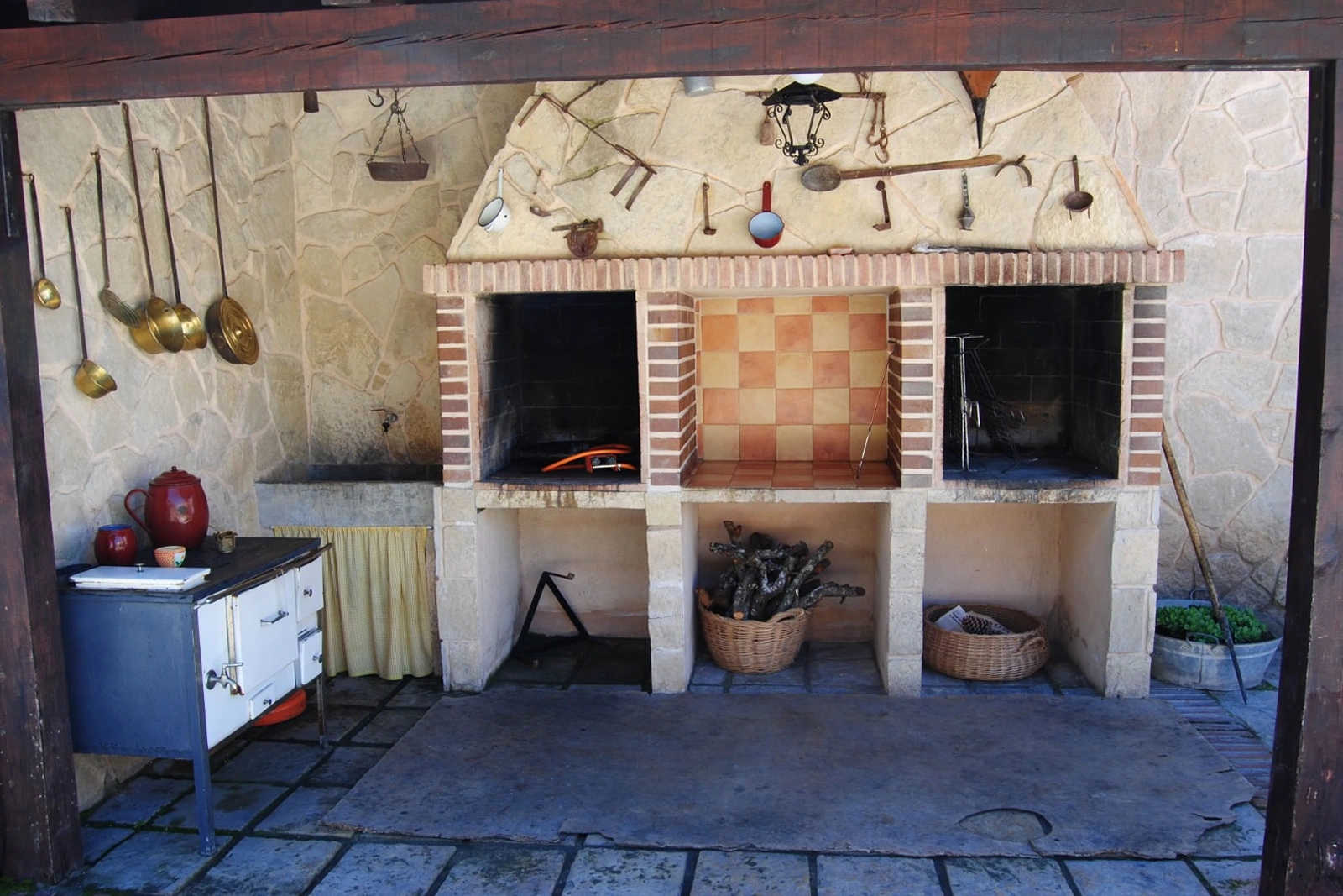 Zona común de barbacoa y horno de leña. · La Puerta del Estrecho