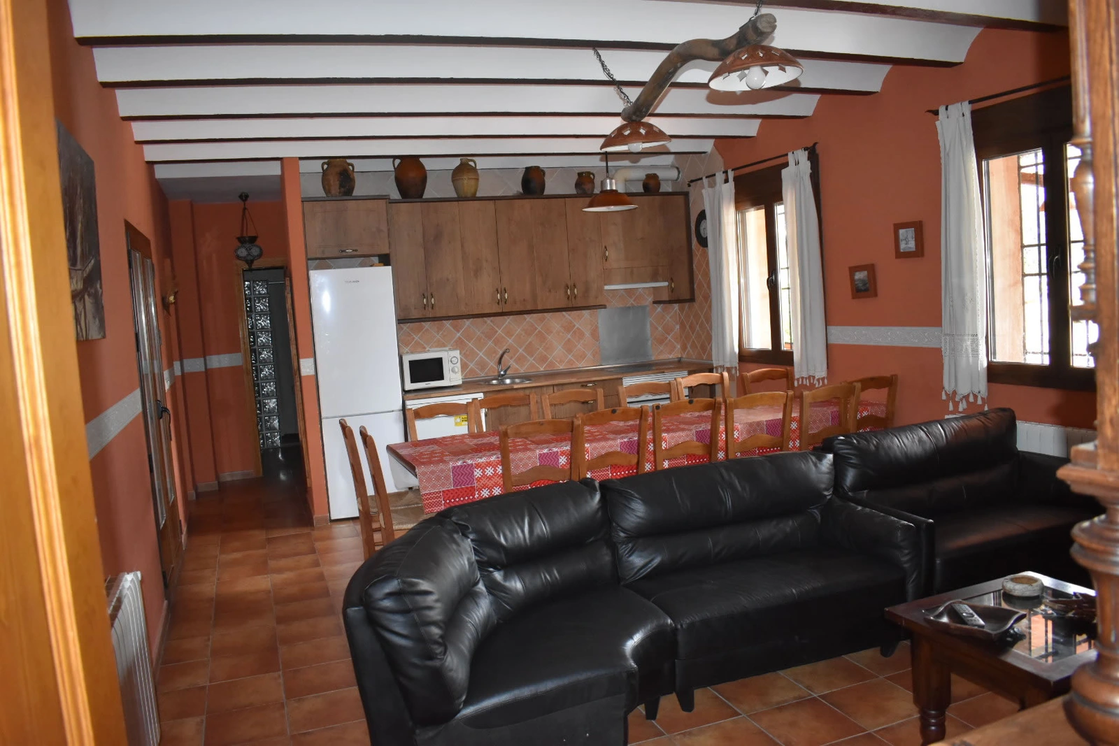 Cocina y salón del apartamento La Tierra. · La Puerta del Estrecho