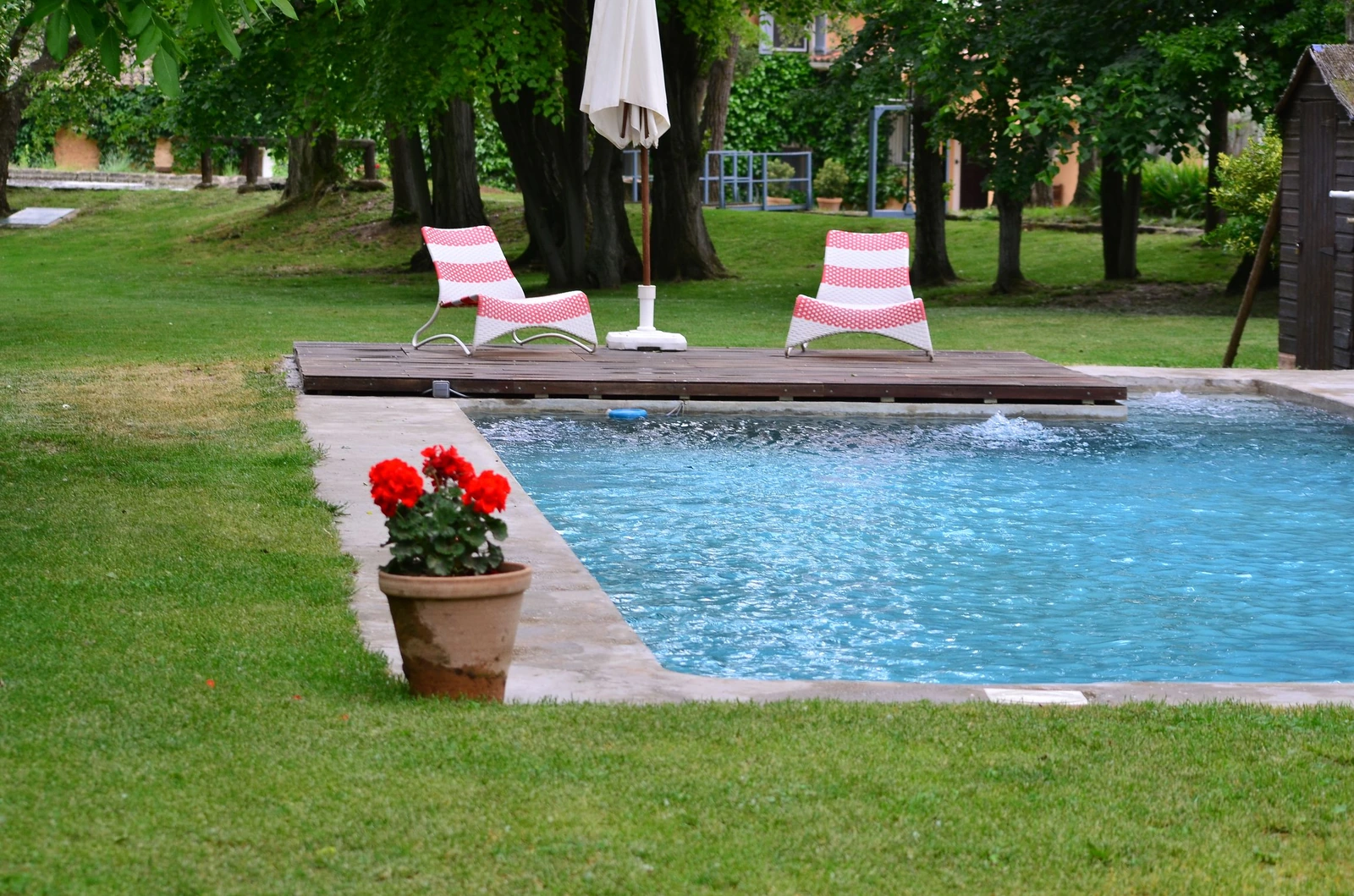 Piscina en la finca de Molino del Señor. · Molino del Señor