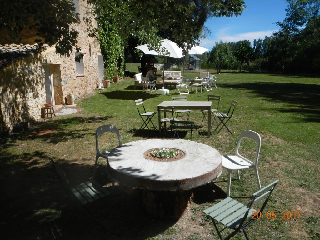 Terraza y comedor exterior junto a la casa principal. · Molino del Señor