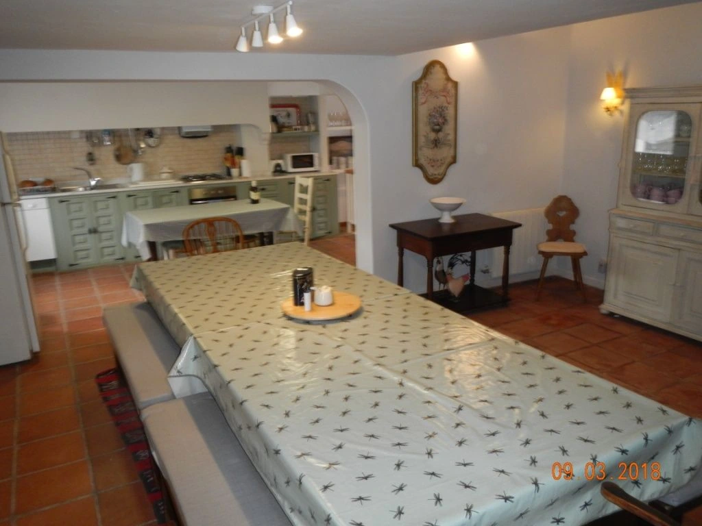 Comedor con cocina en la planta baja de la casa principal. · Molino del Señor