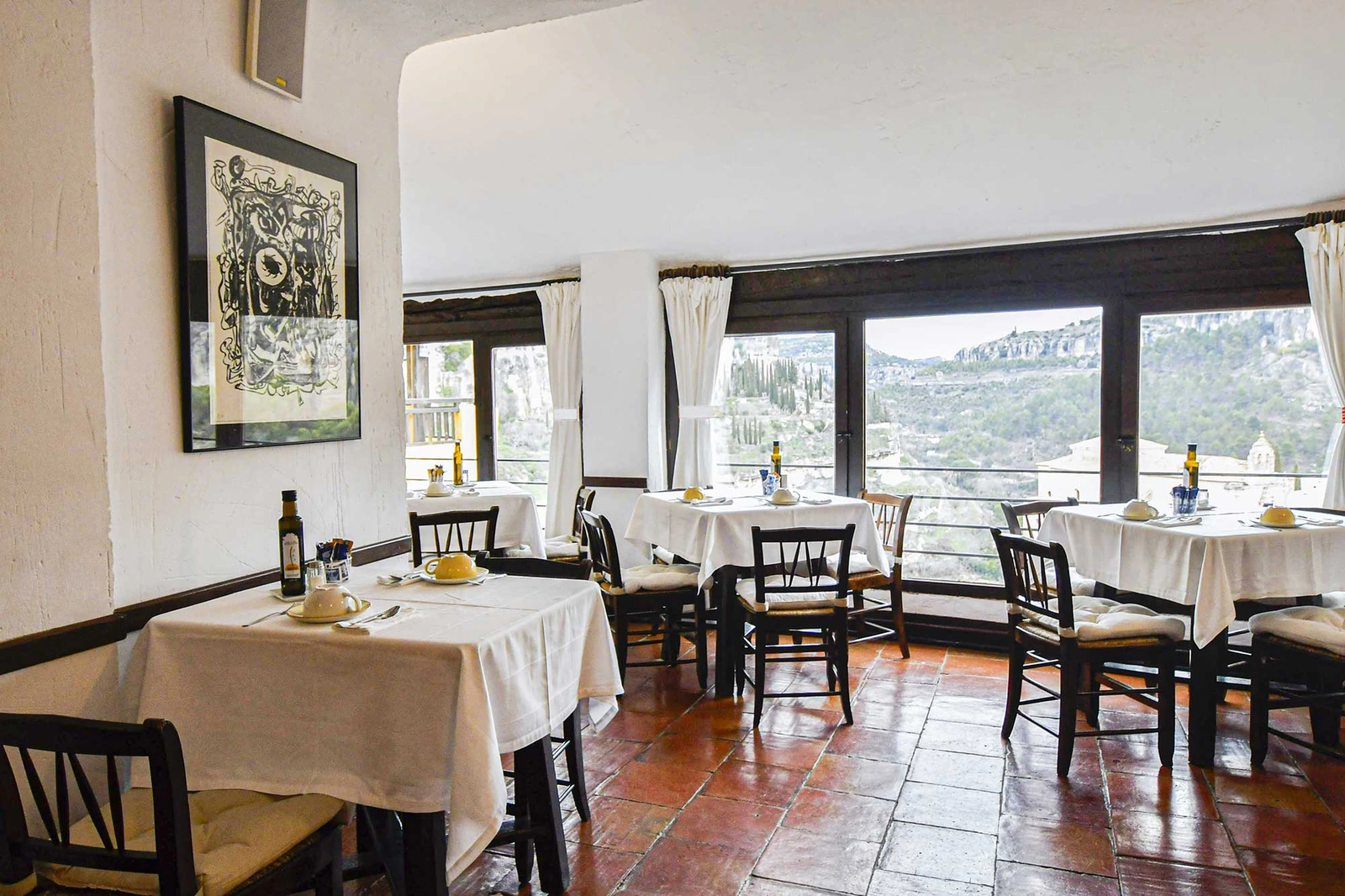 Restaurante de la Posada de San José, junto a los ventanales sobre la hoz. · Posada de San José