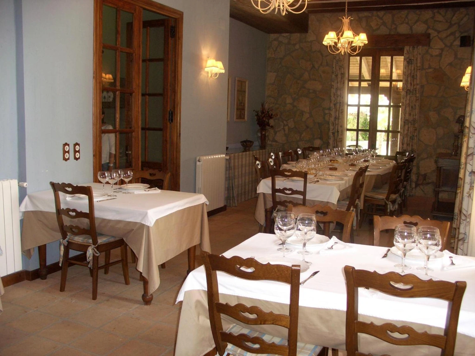 Comedor del hotel con mesas junto a las ventanas. · Tierras de Moya