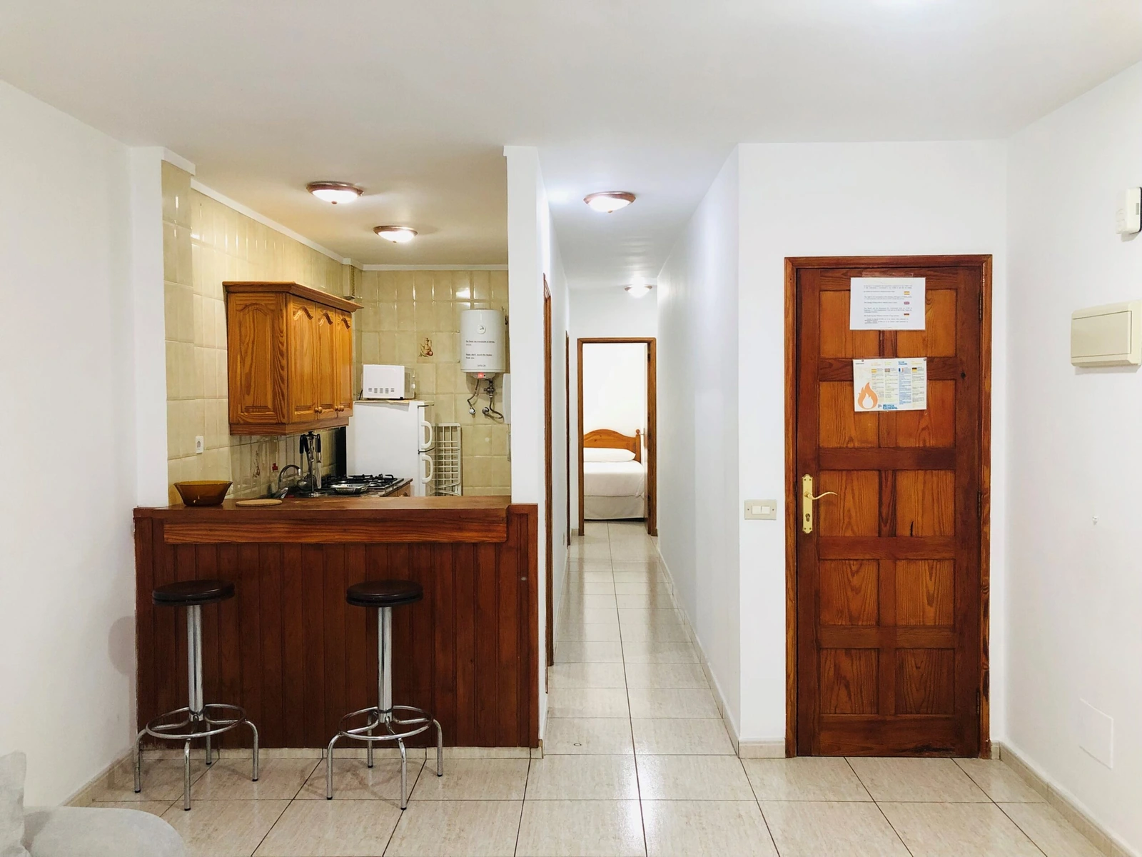 Cocina y zona de acceso del apartamento 104. · Apartamentos Frontera