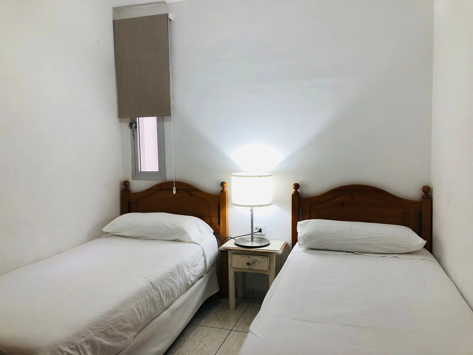 Dormitorio con dos camas individuales del apartamento 104. · Apartamentos Frontera