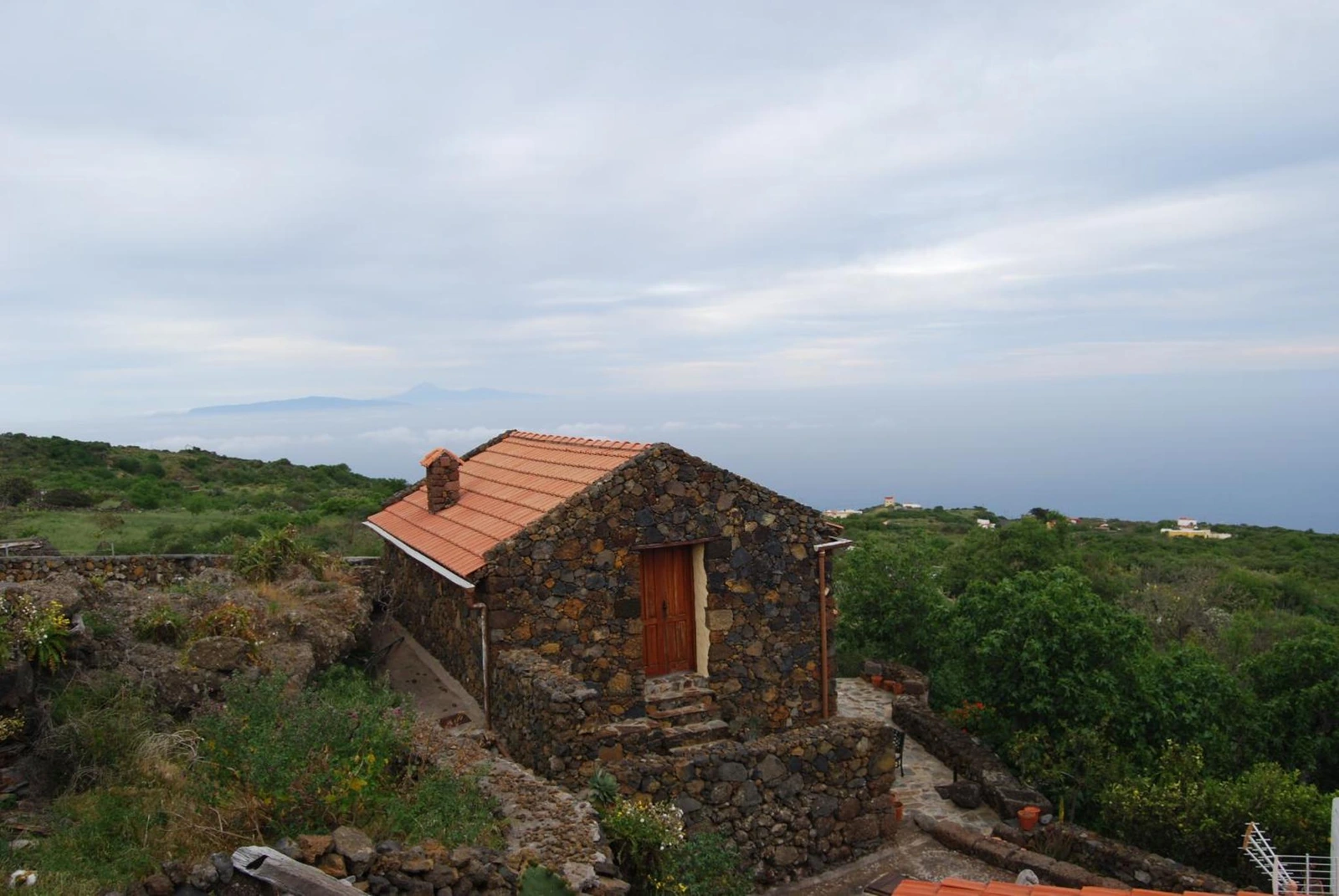 Vista exterior de la casa y su tejado. · Casa Abuela Estebana