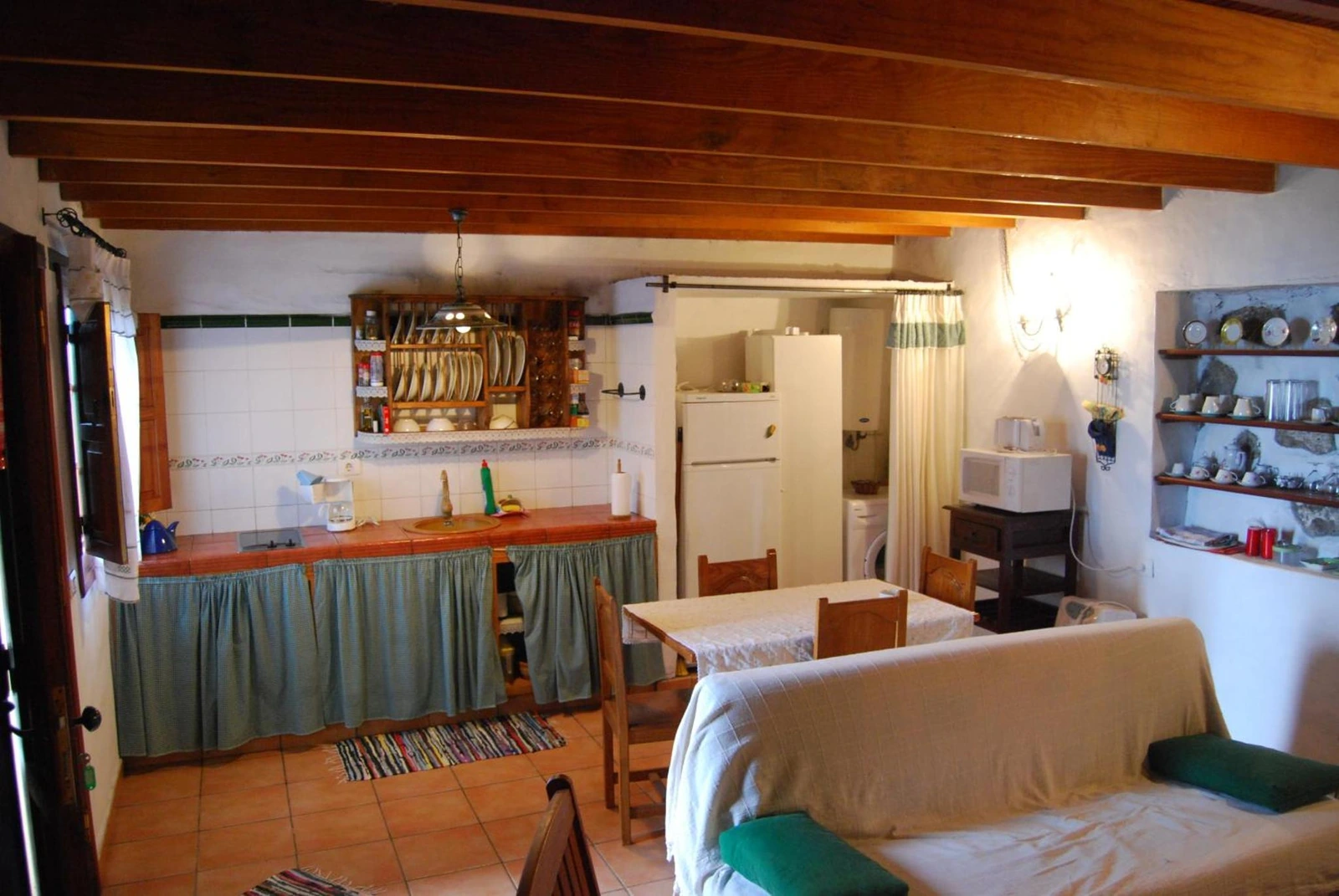 Zona de cocina y comedor de la galería de Abuela Estebana. Espacio compartido. · Casa Abuela Estebana