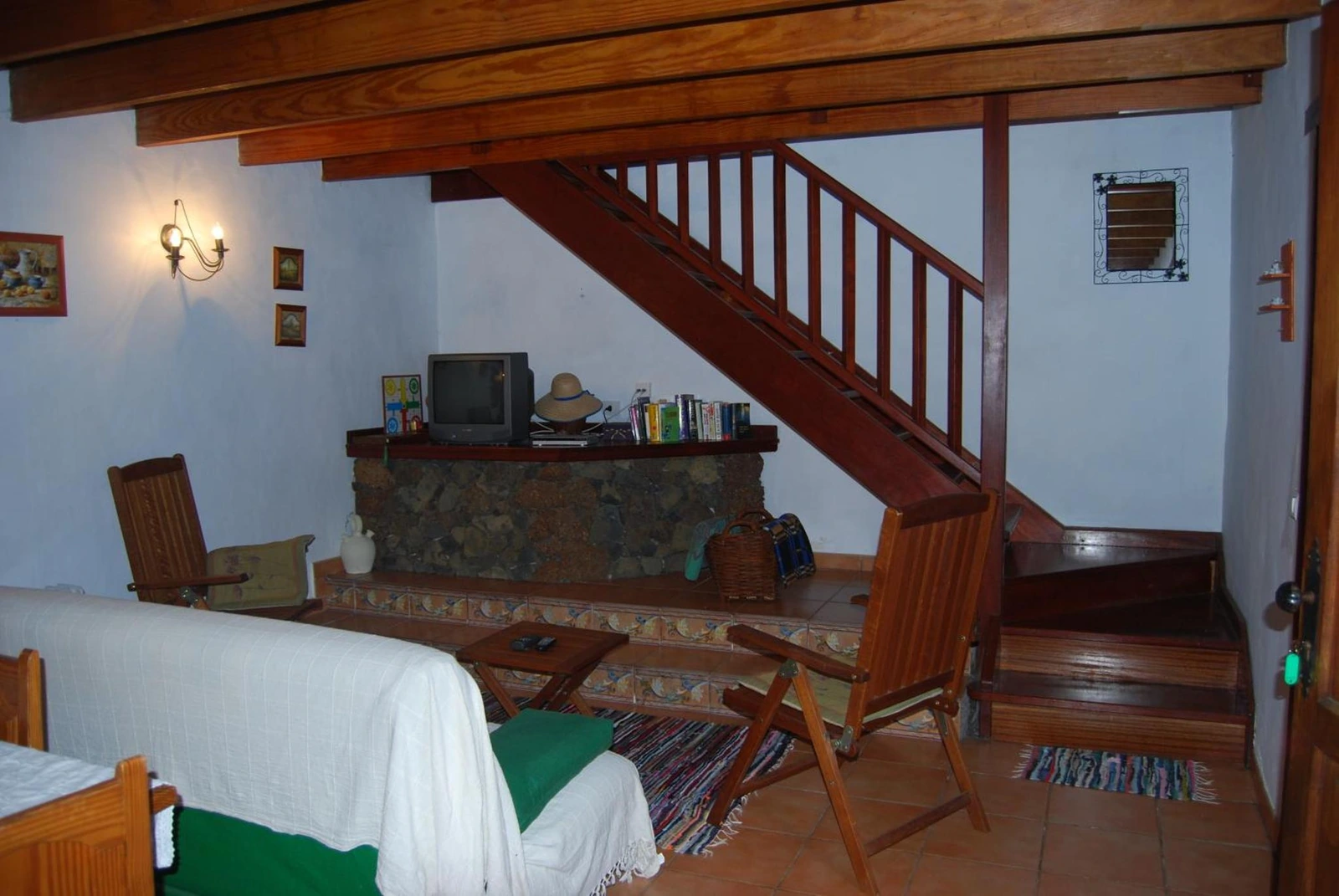 Salón junto a la escalera de madera. Espacio compartido. · Casa Abuela Estebana