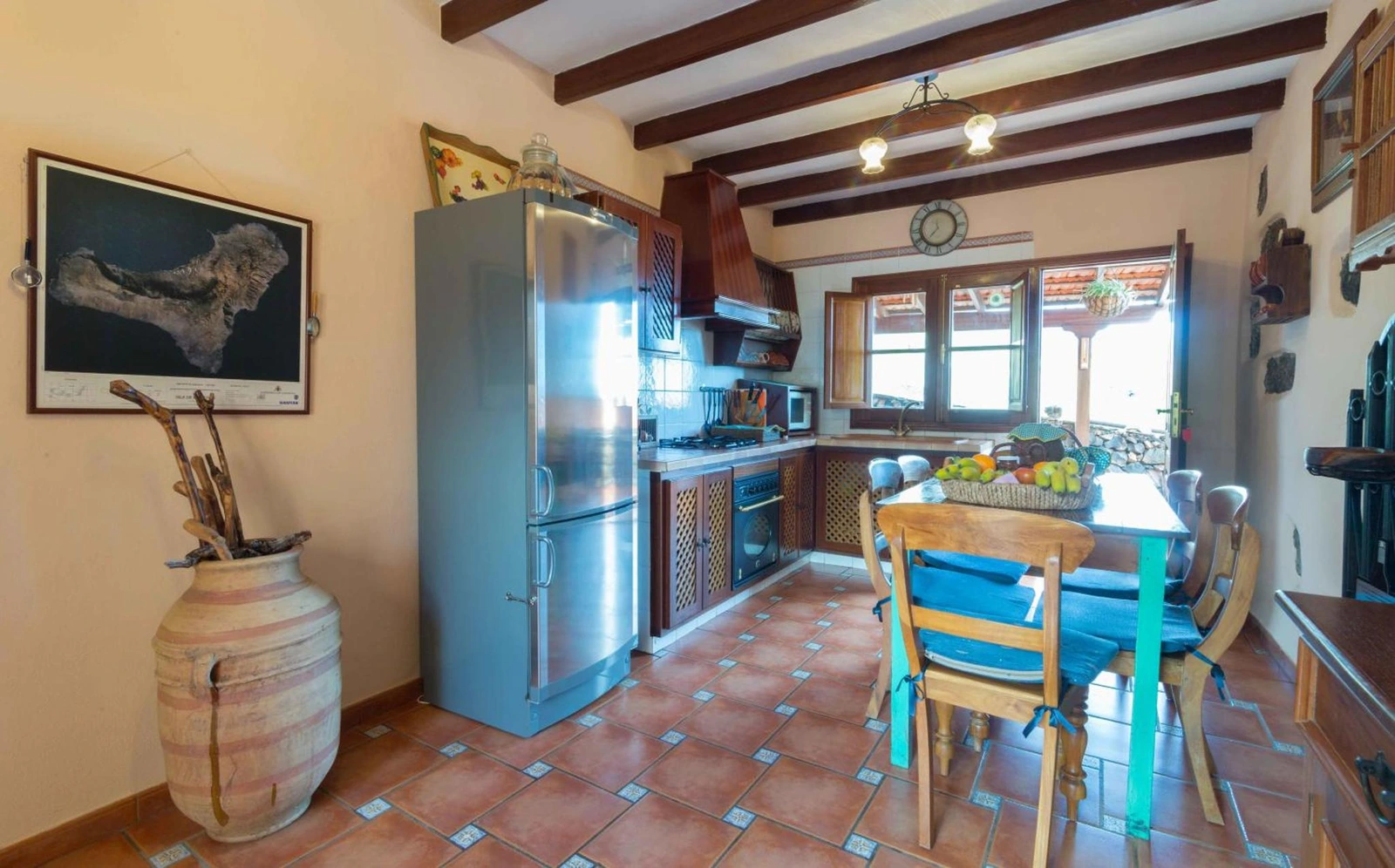 Cocina con mesa de comedor y ventana. · Casa de mi Abuela María