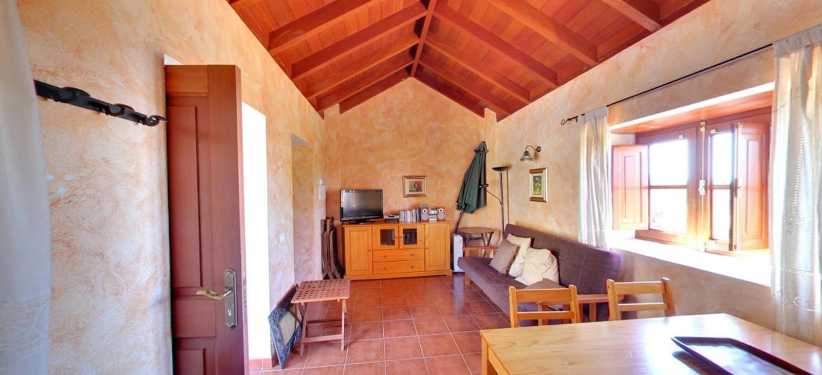 Salón y comedor bajo techo de madera. · Casa Rural Abuelo Pancho