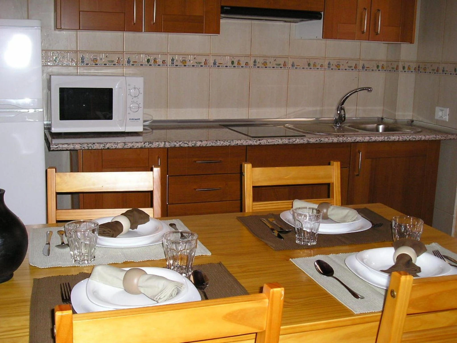 Cocina equipada y mesa de comedor. · Casa Rural Abuelo Pancho