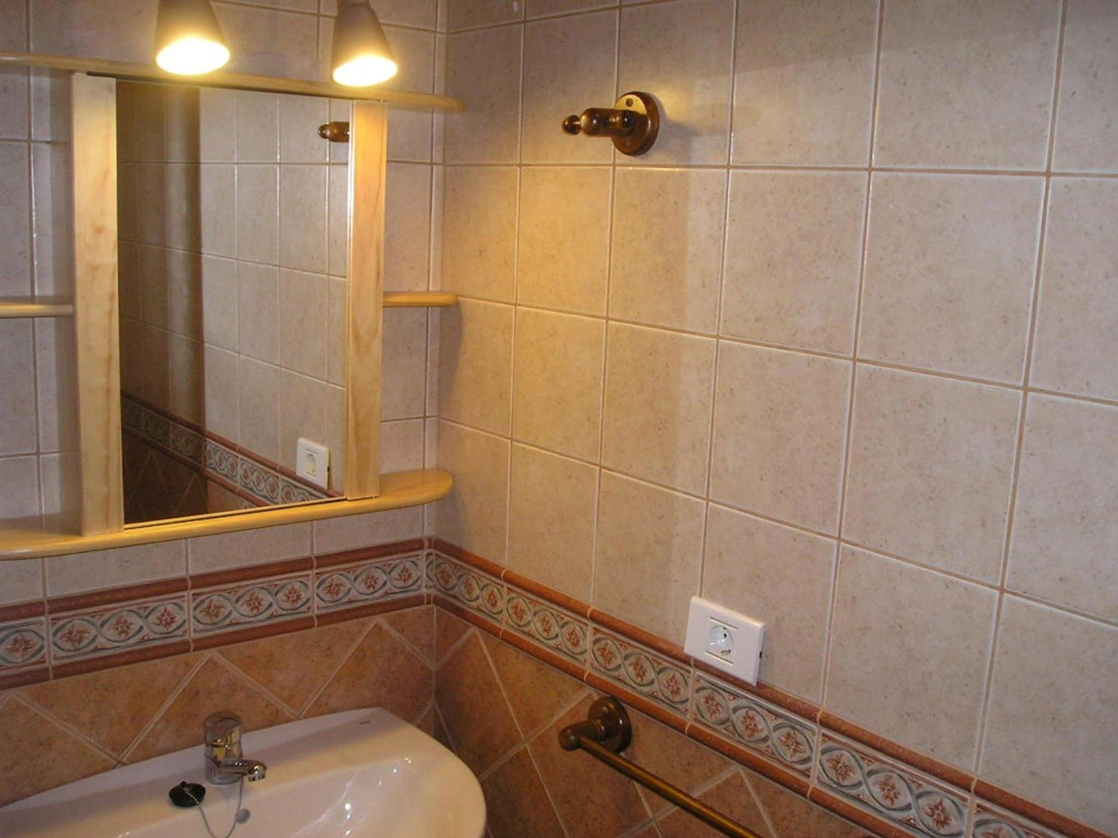 Baño con lavabo, espejo y ducha. · Casa Rural Abuelo Pancho