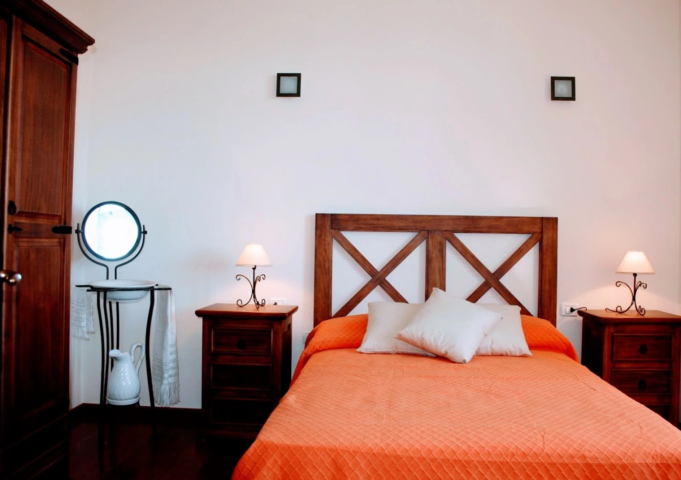 Dormitorio 1 de Casa del Abuelito Julián, con cama de matrimonio y cabecero de madera. · Casa del Abuelito Julián