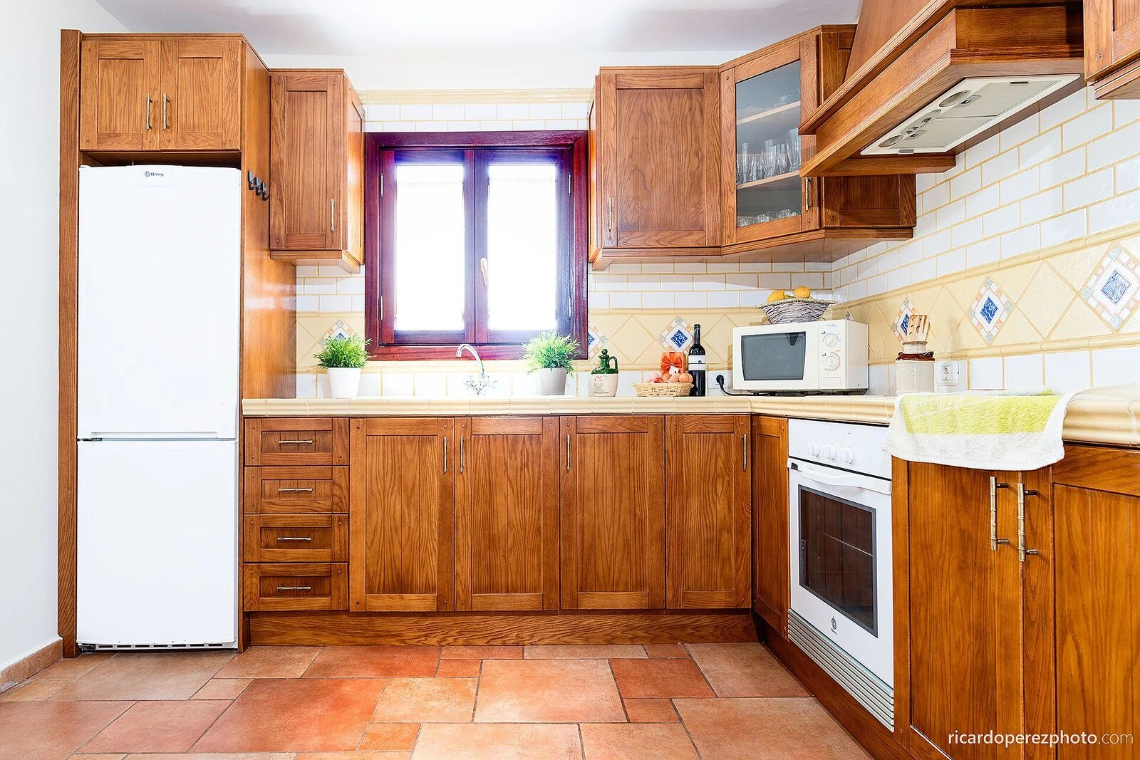 Cocina de Casa del Abuelito Julián, con muebles de madera y azulejos en rombos. · Casa del Abuelito Julián