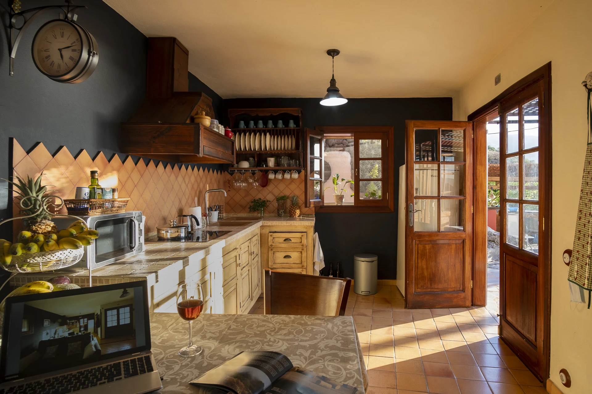 Cocina de Casa Rural El Lunchón con acceso a la terraza