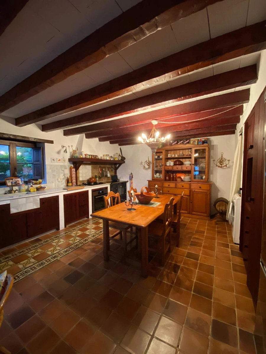 Cocina y mesa de comedor bajo vigas de madera. · Casa Rural Casa & Monte