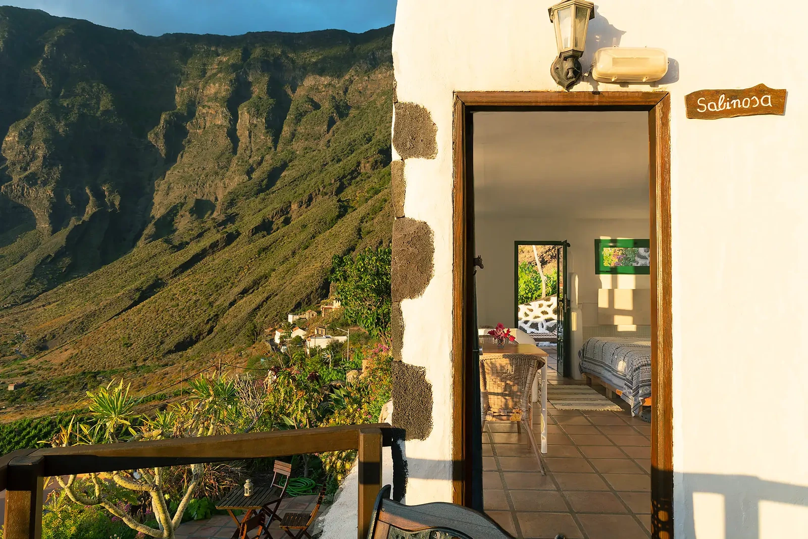 Fachada y puerta rotulada de Sabinosa, con vistas a la ladera del valle de El Golfo. · El Sitio