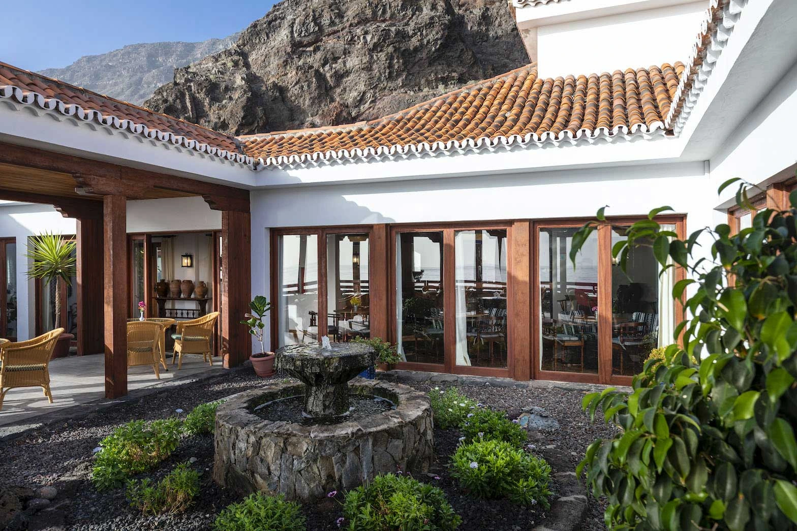 Fuente y vegetación del patio interior del Parador. · Parador de El Hierro