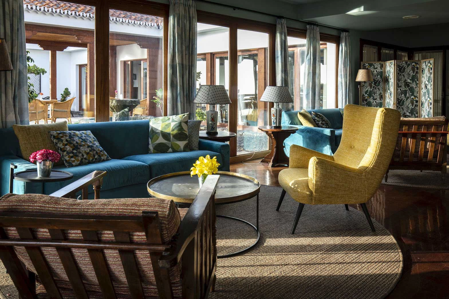 Salón social del Parador con grandes ventanales. · Parador de El Hierro
