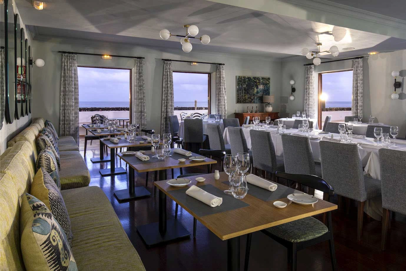 Comedor del restaurante del Parador con ventanas hacia el mar. · Parador de El Hierro