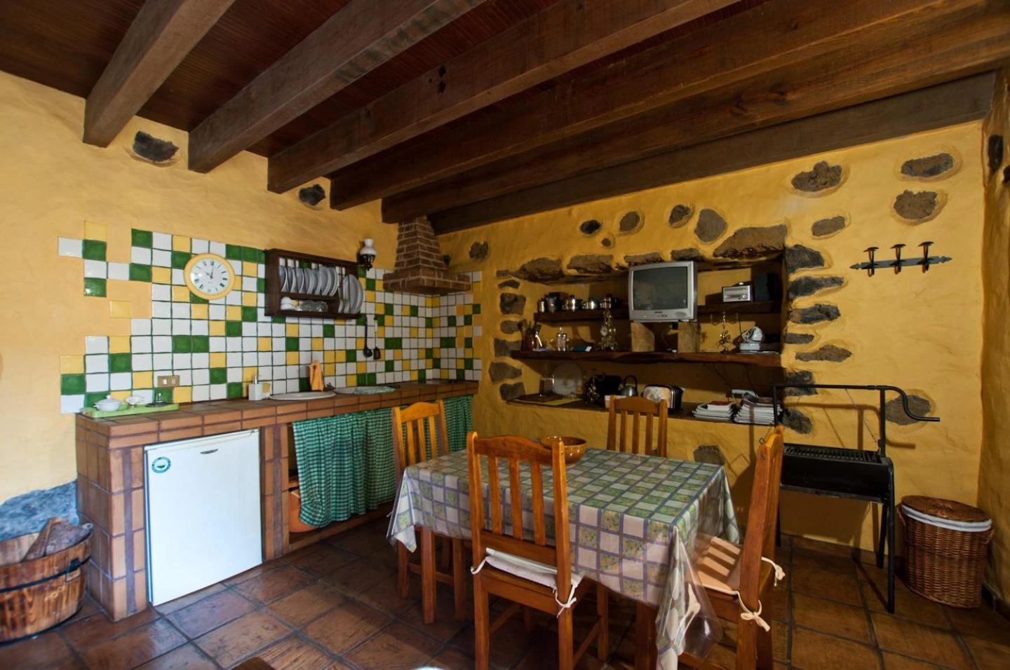 Cocina y comedor de la casa de uso exclusivo de Jirdana. · Casas Rurales Poblado Jirdana
