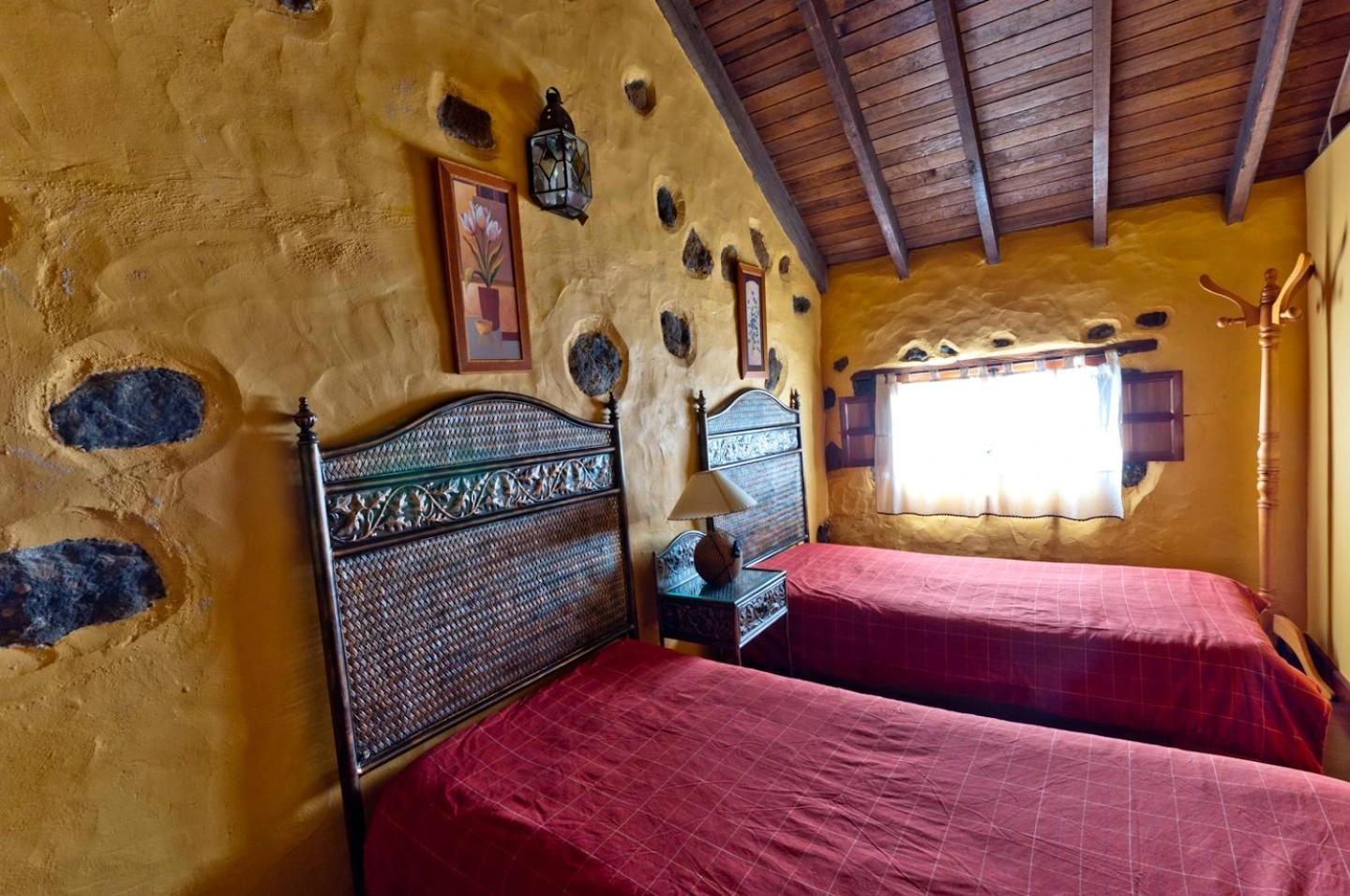 Dormitorio con dos camas de la casa de uso exclusivo de Jirdana. · Casas Rurales Poblado Jirdana