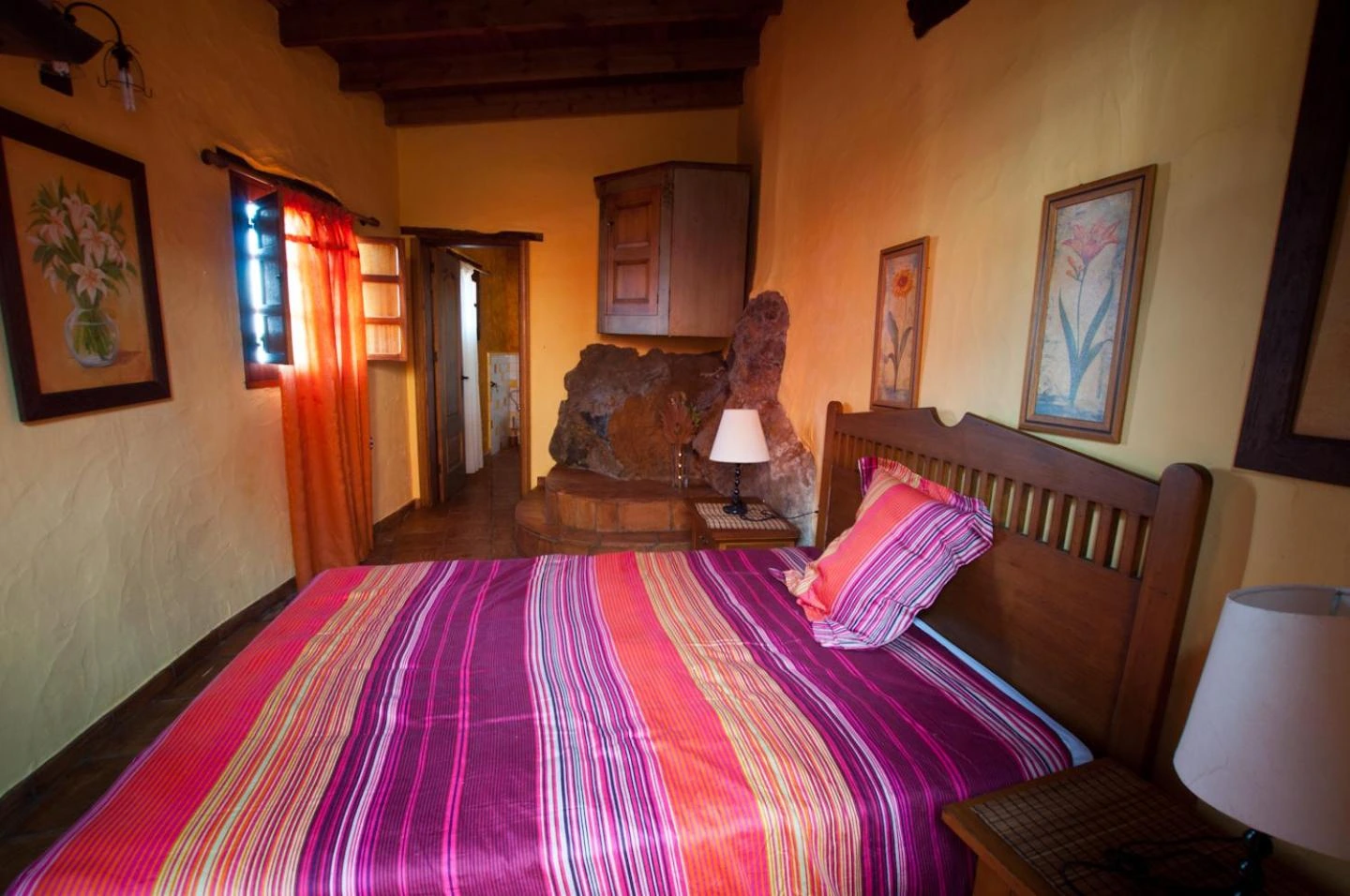 Dormitorio de la casa compartida de Jirdana. · Casas Rurales Poblado Jirdana