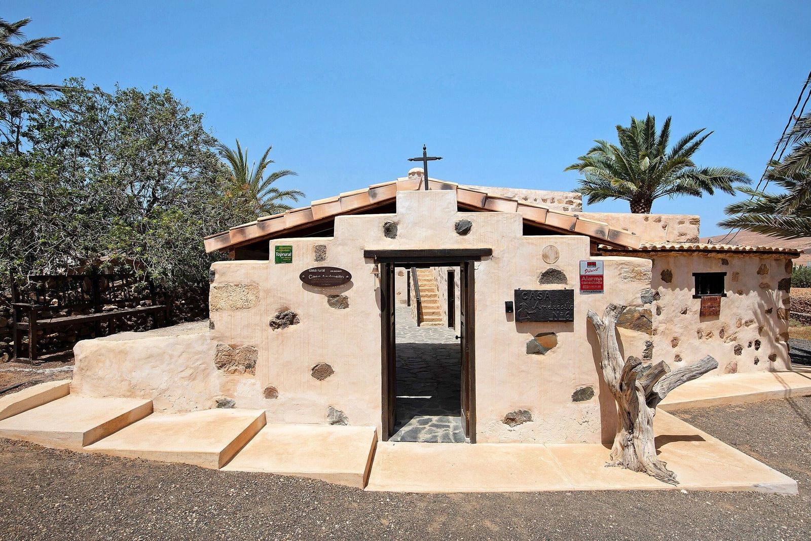 Casa Andresito: entrada y fachada de piedra y cal · Casa Rural Andresito