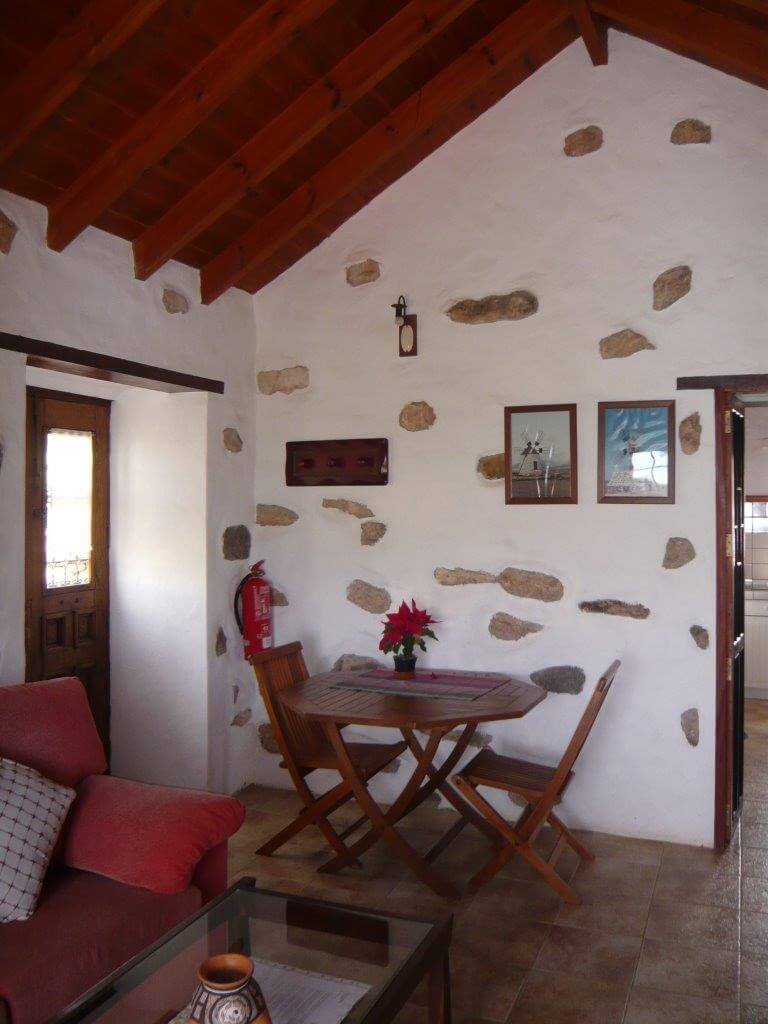 Comedor y salón de Casa de la Burra con vigas vistas