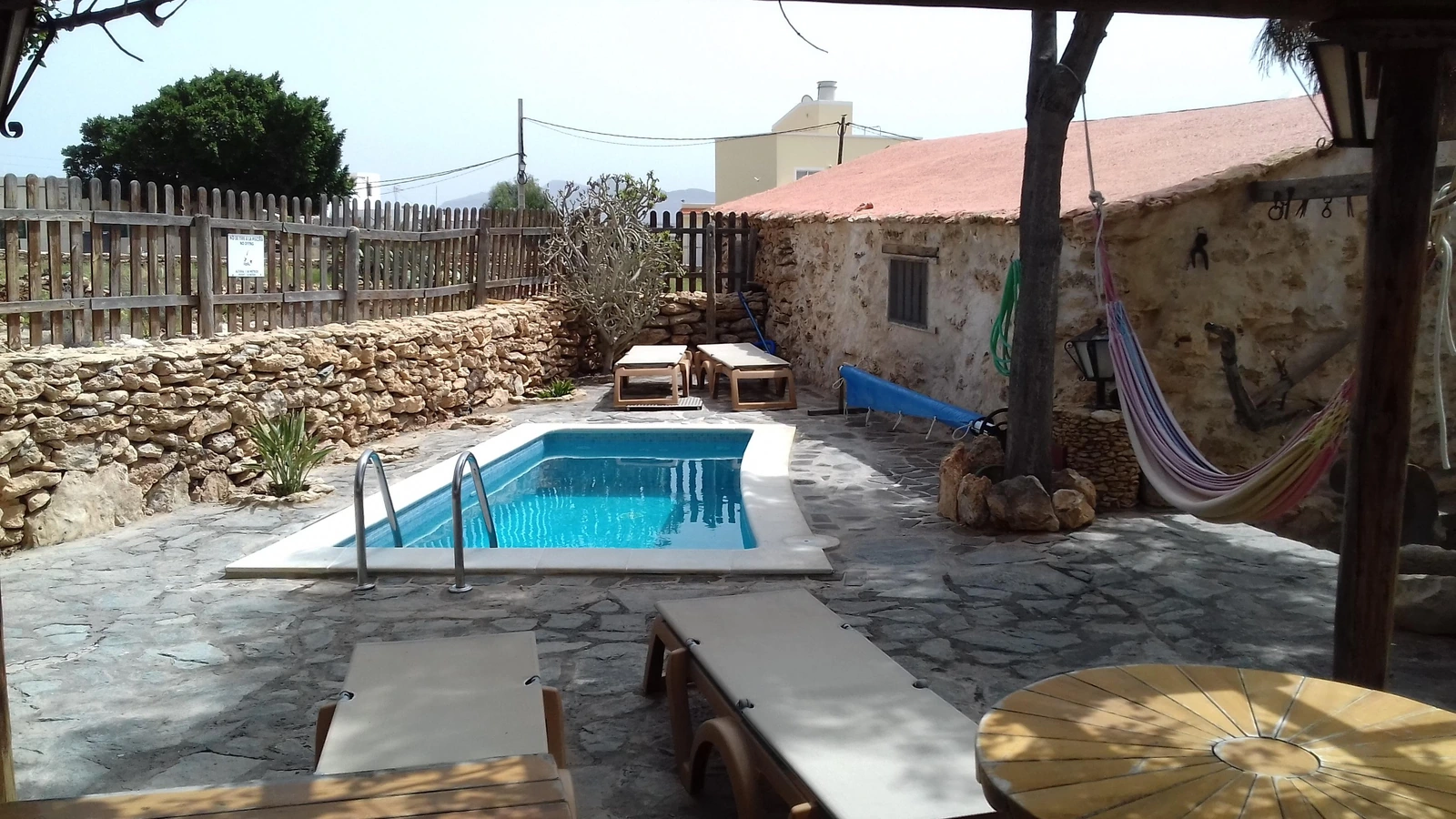 Piscina y patio compartidos de Casa Tamasite. · Casas Rurales Tamasite