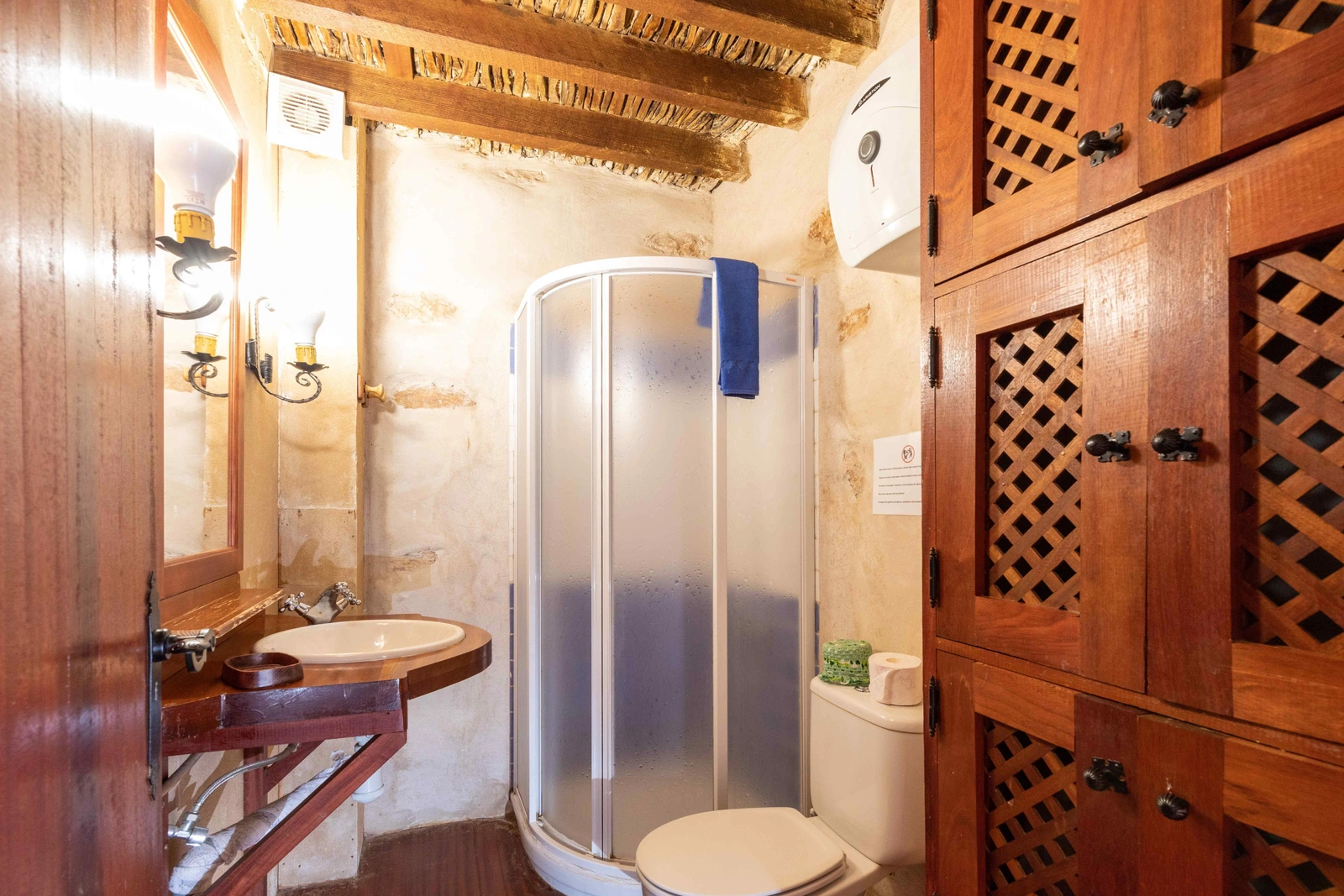 Baño con ducha de Amanay. · Casas Rurales Tamasite