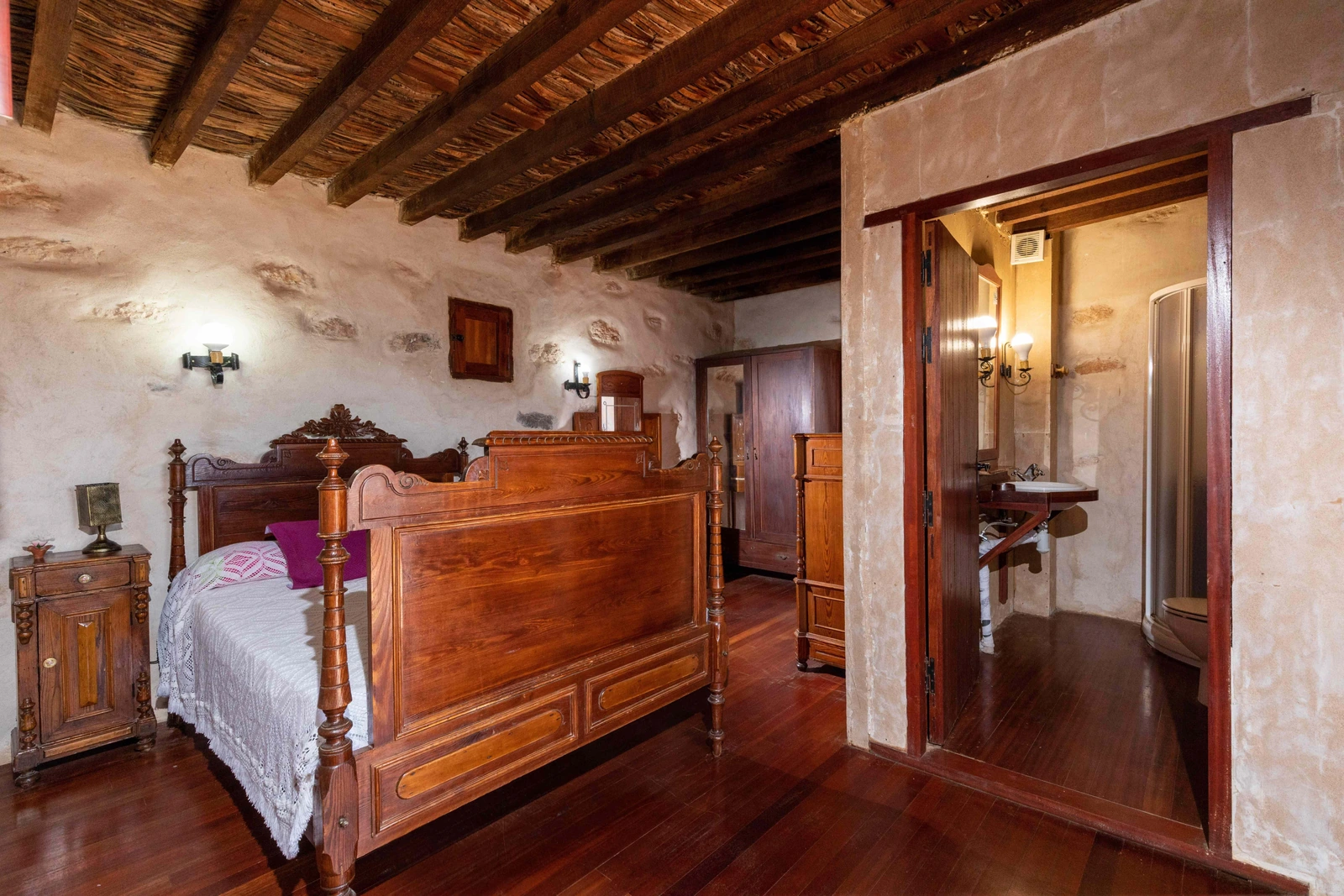 Dormitorio de Amanay con cama de madera y techo tradicional. · Casas Rurales Tamasite