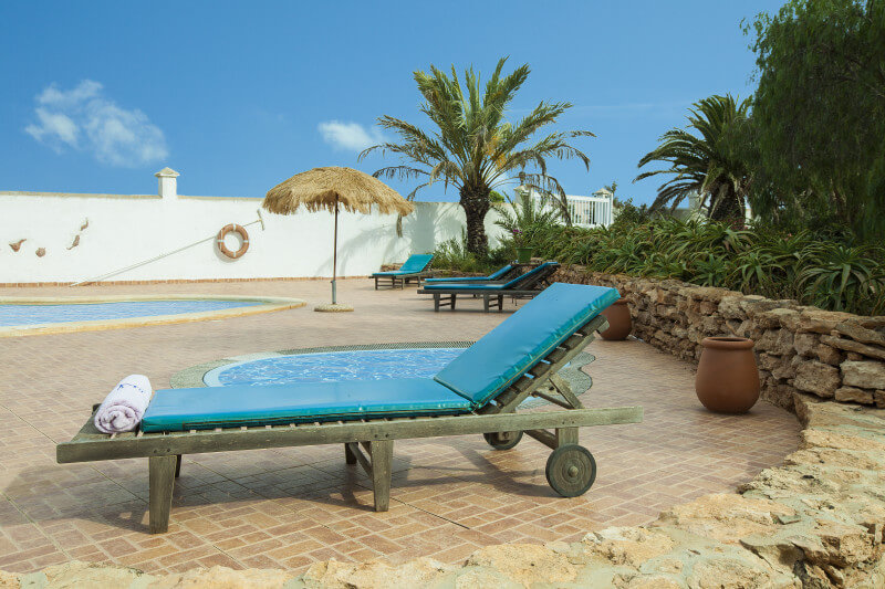 Piscina exterior y zona de descanso del hotel · Hotel Rural Era de la Corte