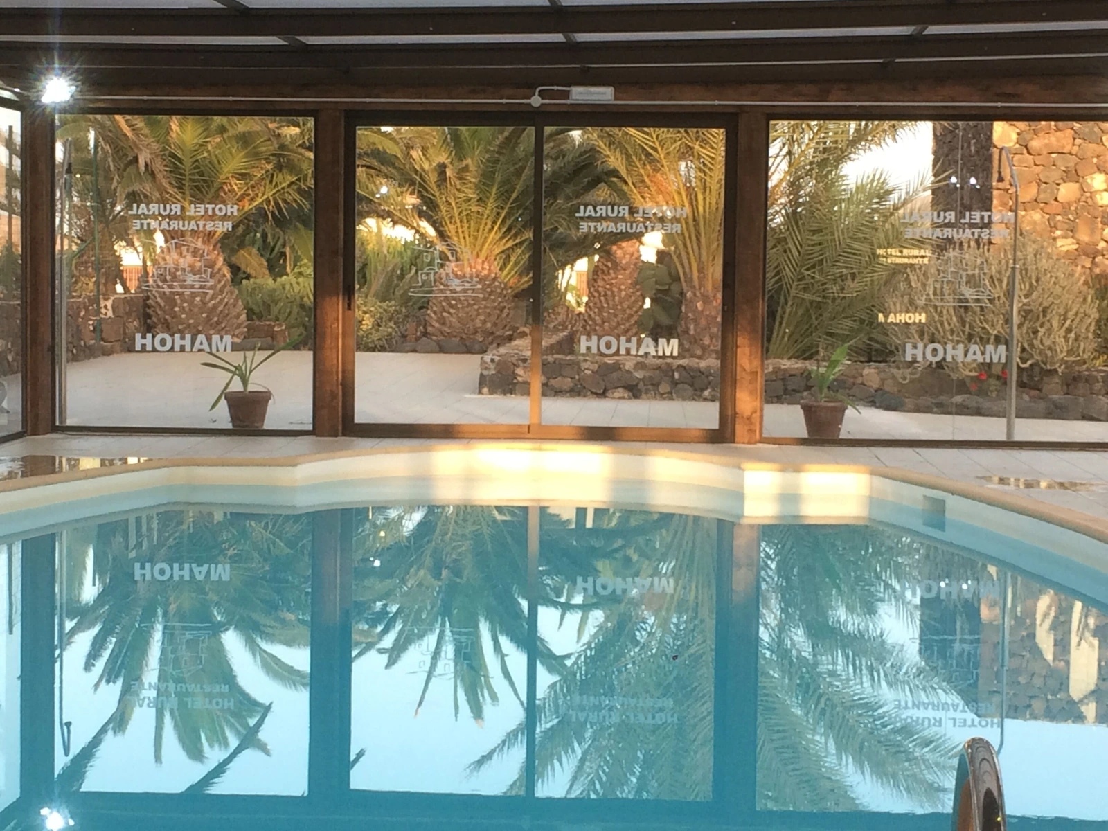 Piscina acristalada de Mahoh vista desde dentro. · Hotel Rural Mahoh