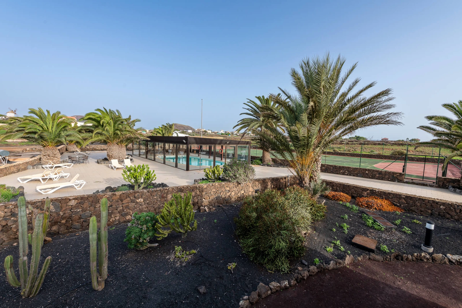 Jardines e instalaciones de piscina del hotel. · Hotel Rural Mahoh