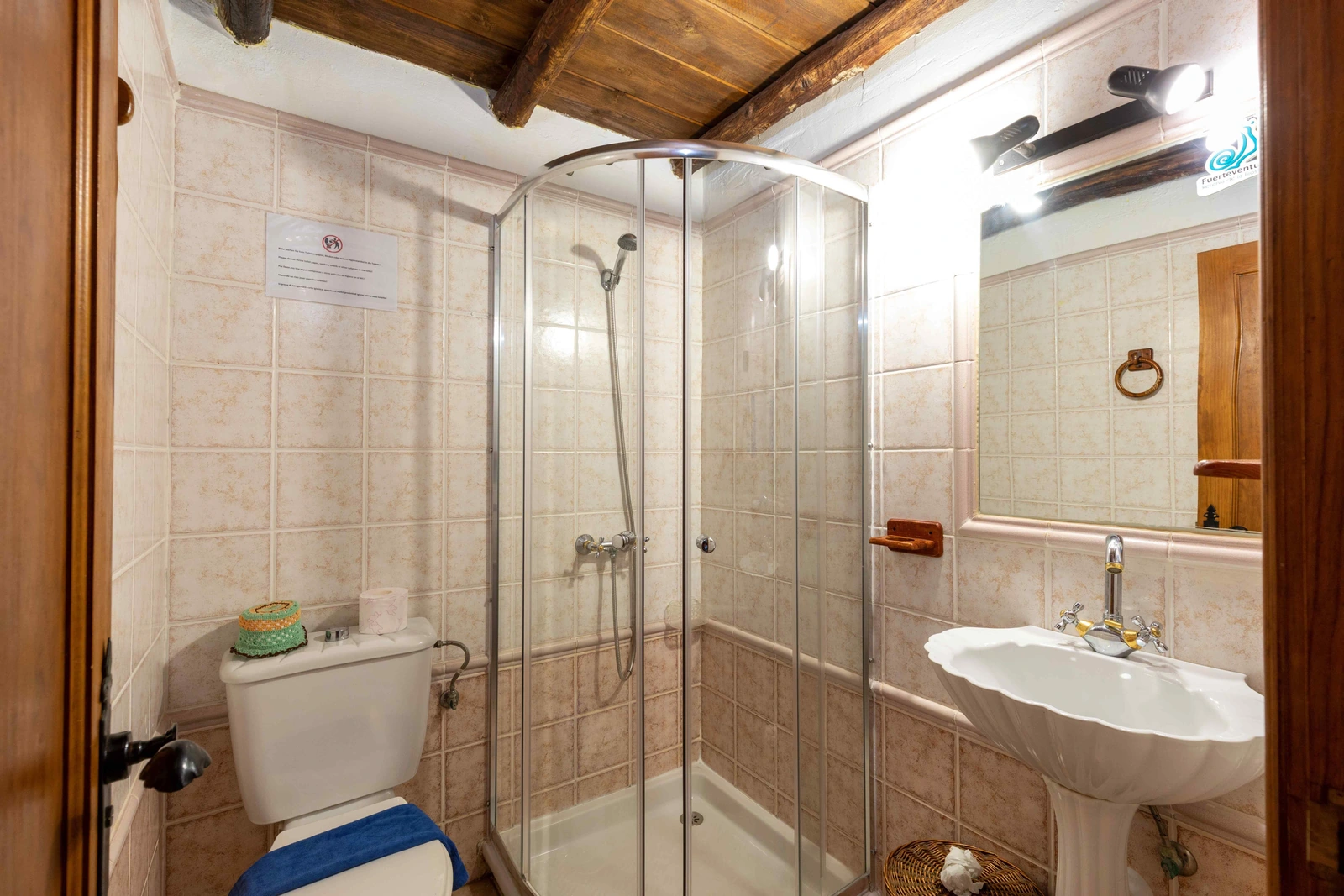 Baño con ducha de El Yugo. · Agroturismo La Gayría