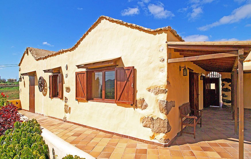 Fachada y entorno de Casa Rural Piedra Blanca Tahona