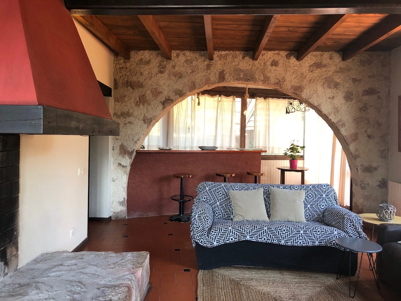 Salón común con chimenea y barra. · Can Jou