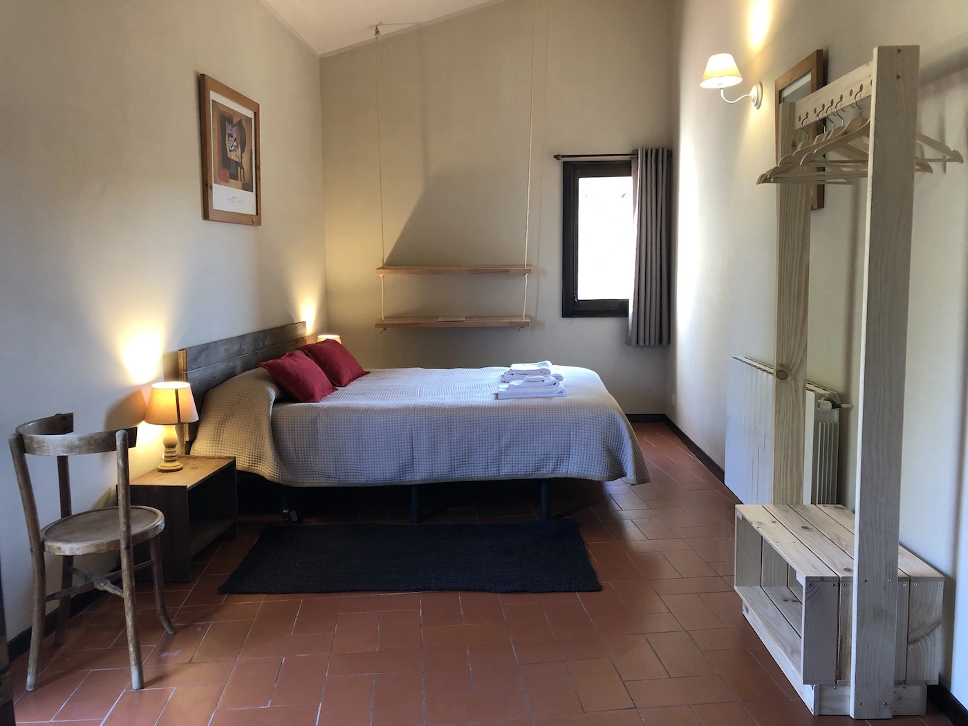 Dormitorio con cama doble; la galería no identifica número. · Can Jou