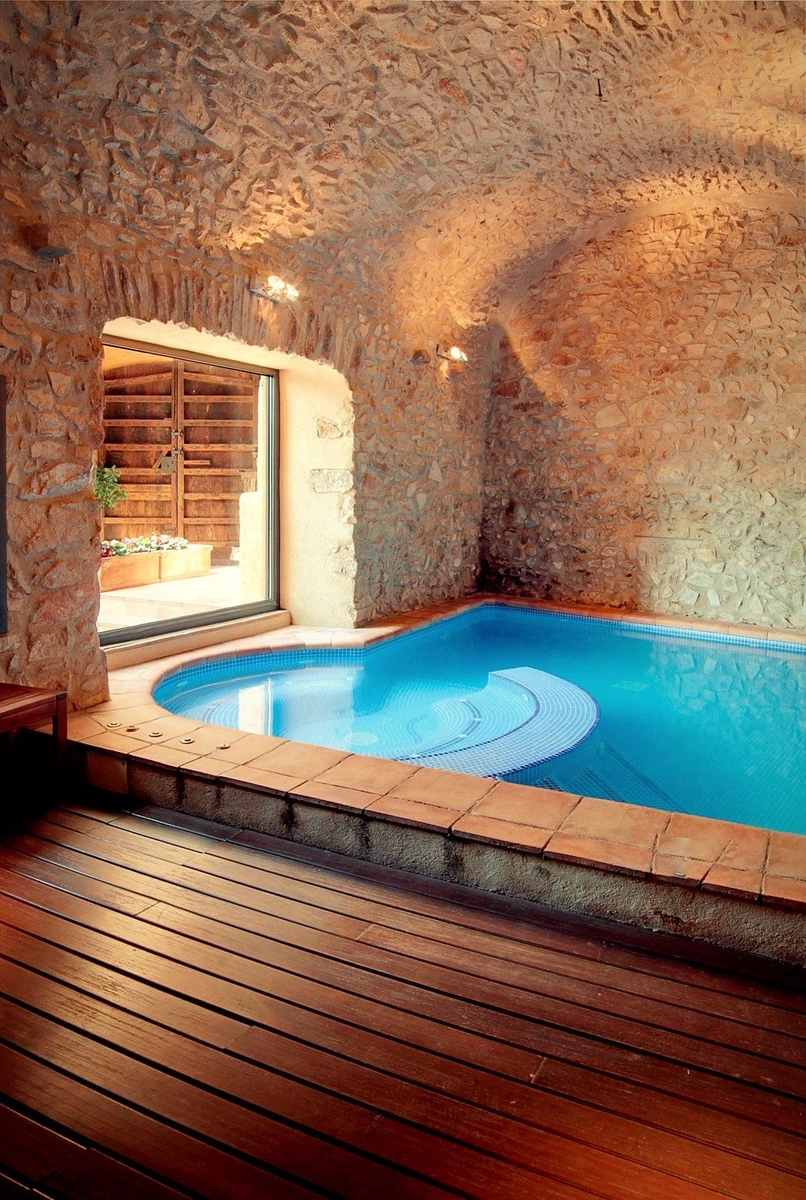 Jacuzzi en la zona de spa de Can Llobet · Can Llobet