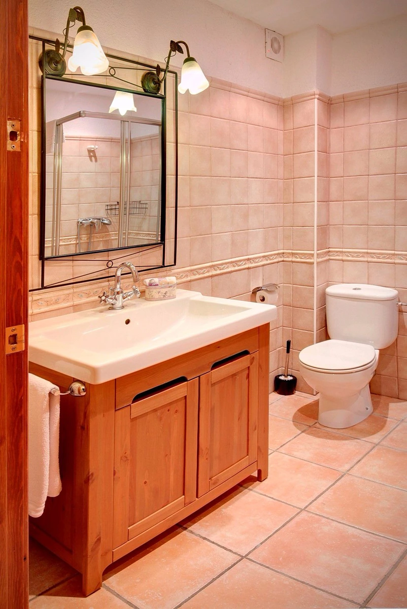 Baño con lavabo y ducha del apartamento Canigó · Can Llobet