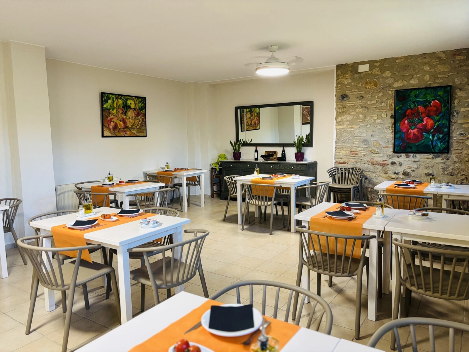 Can Mas: comedor común dispuesto para el desayuno. · Can Mas