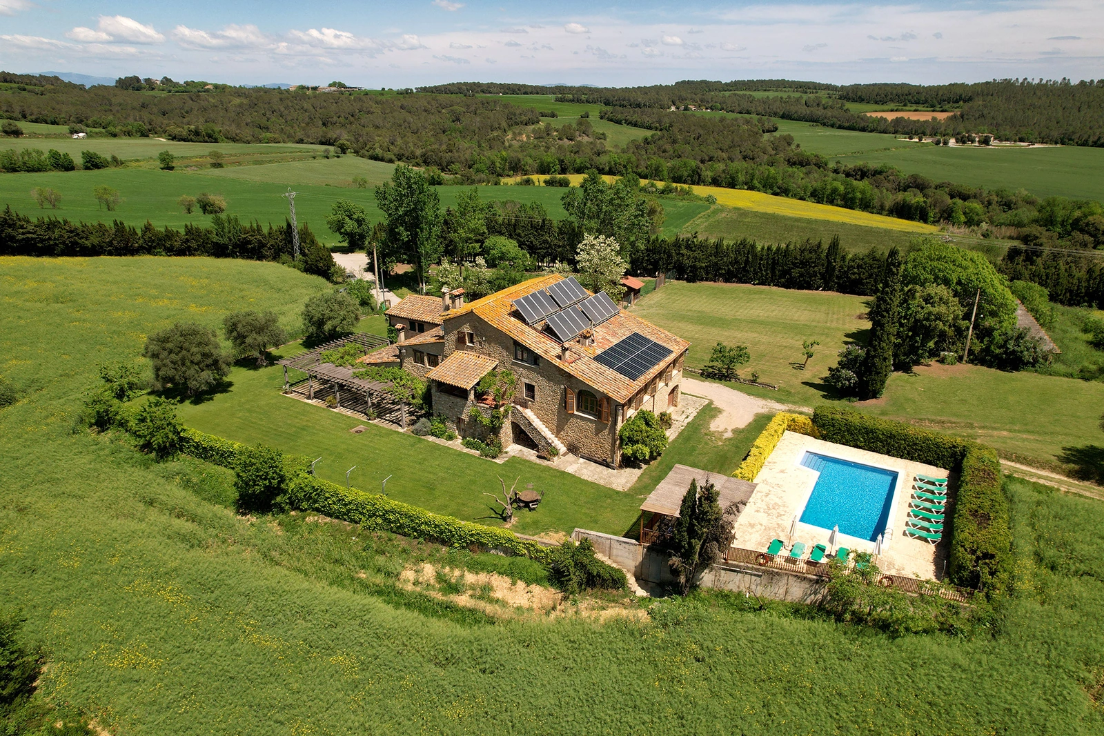 Vista aérea de Can Masó, con piscina y jardines. · Can Masó