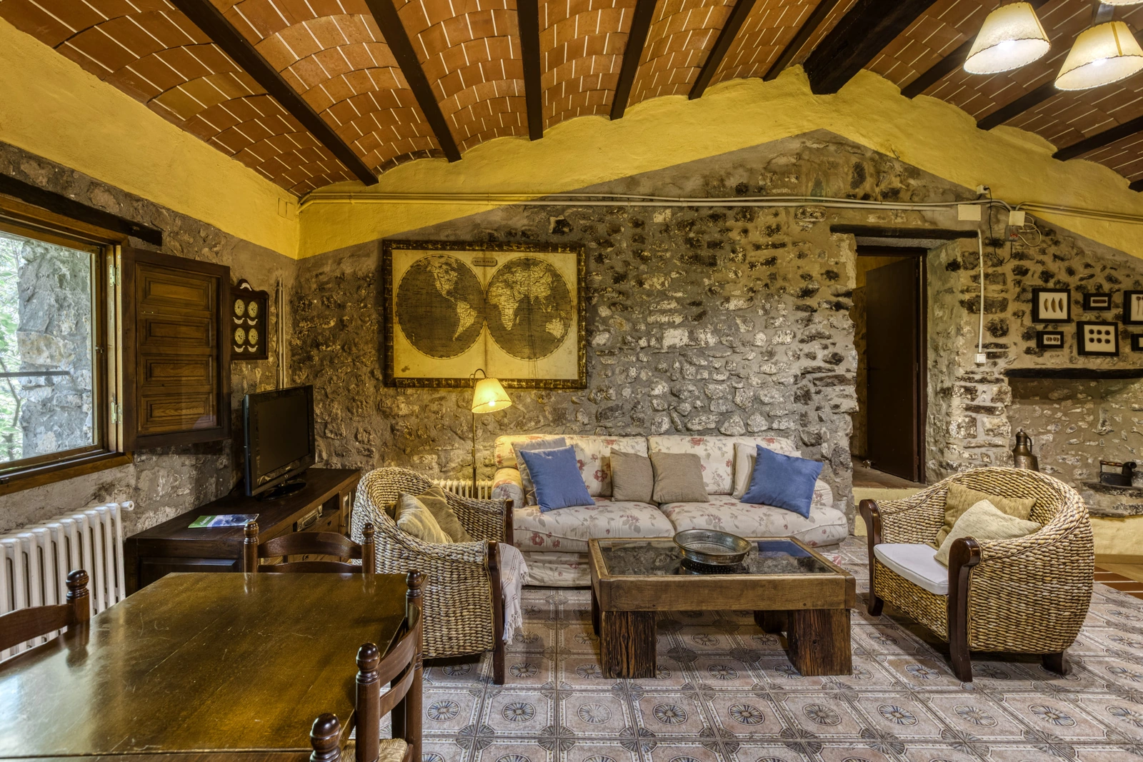 Sala de estar común con sofás y vigas de madera. · Can Pei