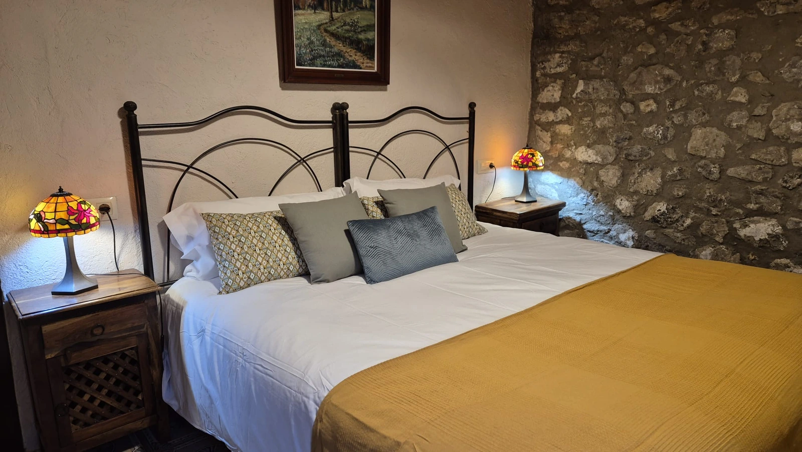 Habitación Malvasia, con cama doble y pared de piedra. · Can Pei